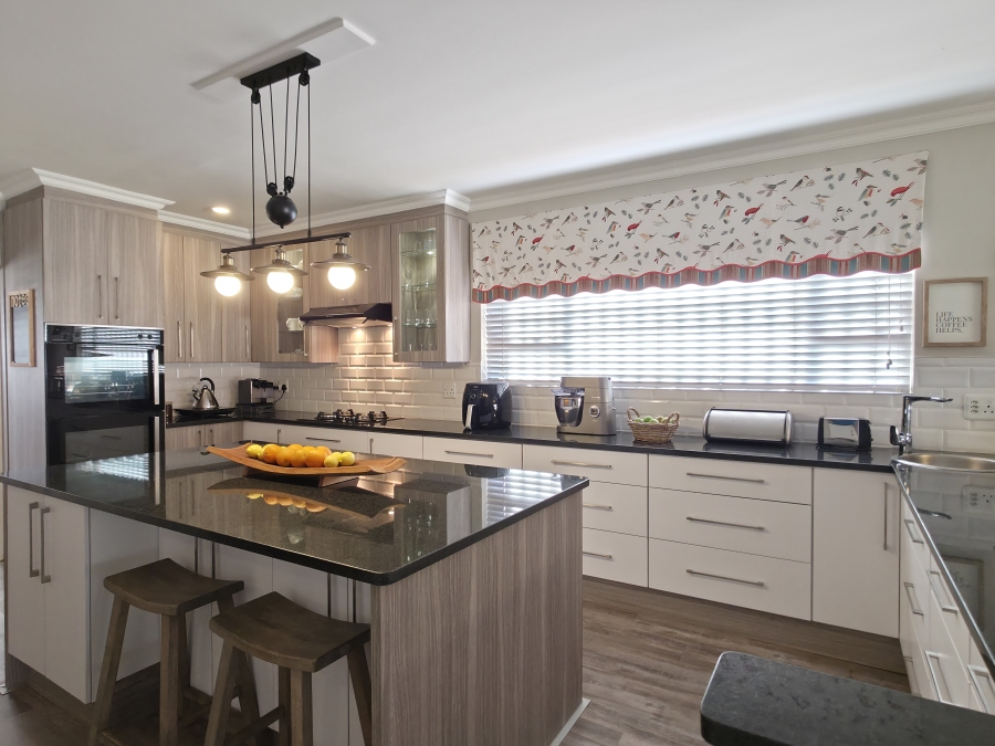 4 Bedroom Property for Sale in Wavecrest Eastern Cape